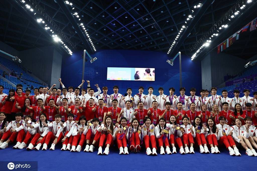 来参加她私人赌局的包括本;阿弗莱克、莱昂纳多;迪卡普里奥等在内的许多电影明星